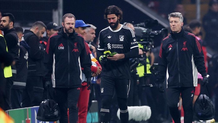 Kiper Liverpool Alisson Becker harus ditarik keluar karena cedera hamstring saat melawan Galatasaray.
