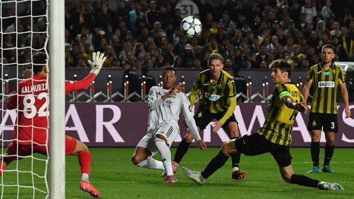 Kylian Mbappe merayakan golnya ke gawang Kairat Almaty dalam laga Liga Champions. Ia mencetak hattrick saat Real Madrid menang telak 5-0.