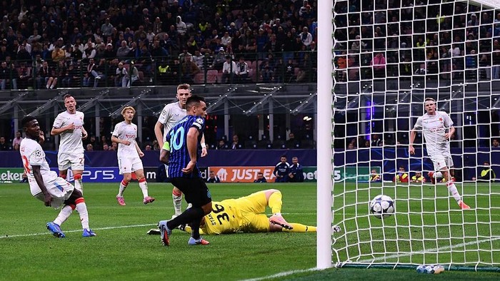 Lautaro Martinez merayakan golnya ke gawang Slavia Praha saat Inter Milan menang 3-0 di Liga Champions 2025/2026.