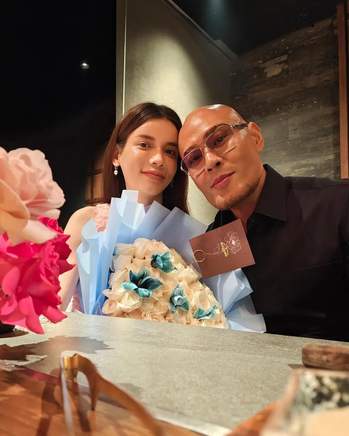 Deddy Corbuzier dan Sabrina Chairunnisa saat tampil bersama sebelum isu keretakan rumah tangga mencuat.