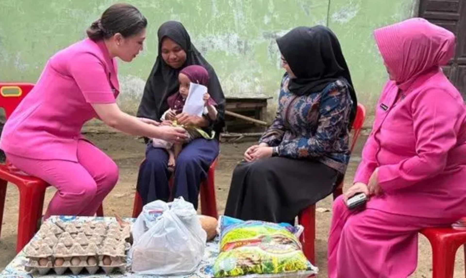 Bhayangkari Polres Labusel menyerahkan bantuan gizi untuk bayi penderita stunting di Dusun Pinang Awan, Torgamba, Rabu (1/10/2025).