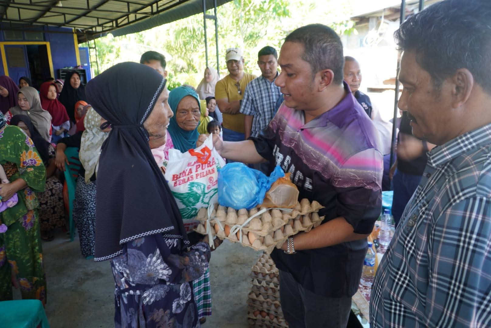 Bakhtiar Ahmad Sibarani menyerahkan paket sembako kepada warga saat membuka Pasar Murah di Barus, Tapteng.
