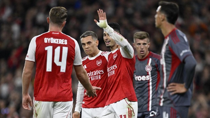 Gabriel Martinelli merayakan gol pembuka Arsenal ke gawang Olympiakos dalam laga Liga Champions di Emirates Stadium.