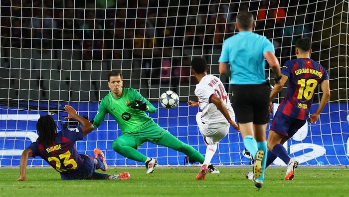 Gawang Barcelona kebobolan.