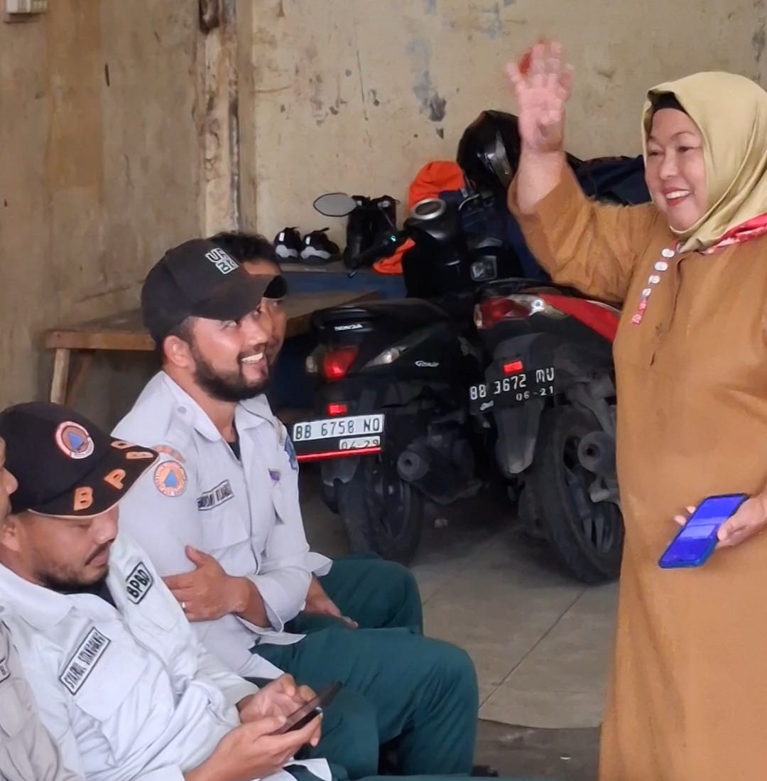 Naikbawaty Pasaribu, Sub Koordinator Bina Ketahanan Remaja Dinas PP & KB Sibolga menyampaikan pemaparan dalam sosialisasi GATI di BPBD Sibolga.