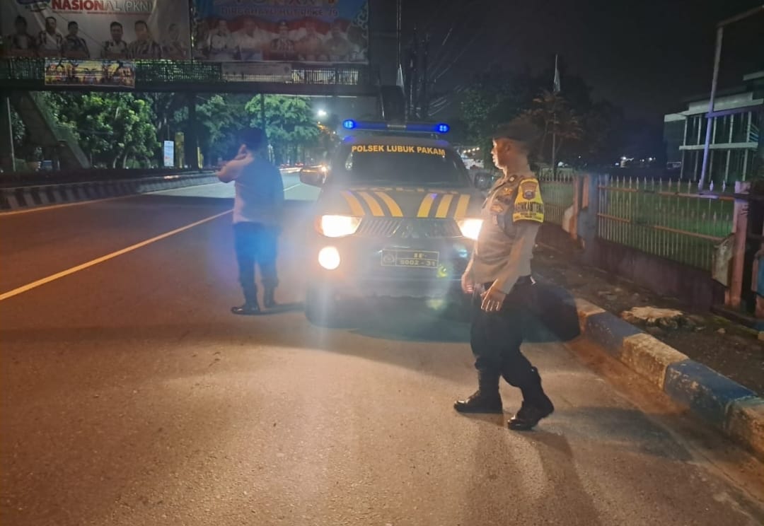 Personel Polresta Deliserdang saat melakukan patroli malam untuk memastikan situasi kamtibmas tetap aman dan kondusif.