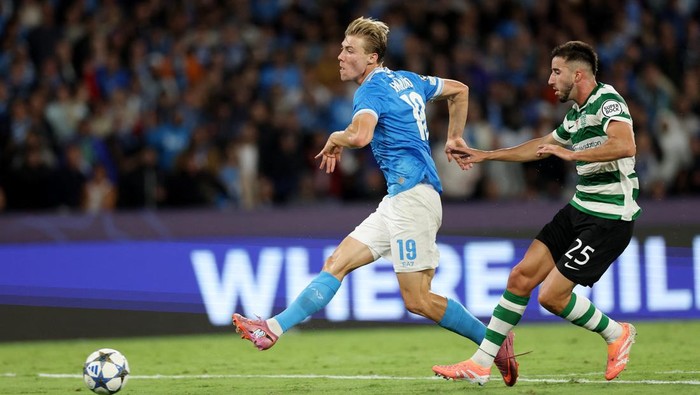 Rasmus Hojlund merayakan gol keduanya yang memastikan kemenangan Napoli atas Sporting CP di Liga Champions 2025/2026.