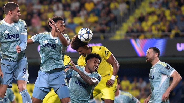 Renato Veiga menyundul bola untuk menyamakan skor 2-2 melawan Juventus di laga Liga Champions di Estadio de la Cer&aacute;mica.