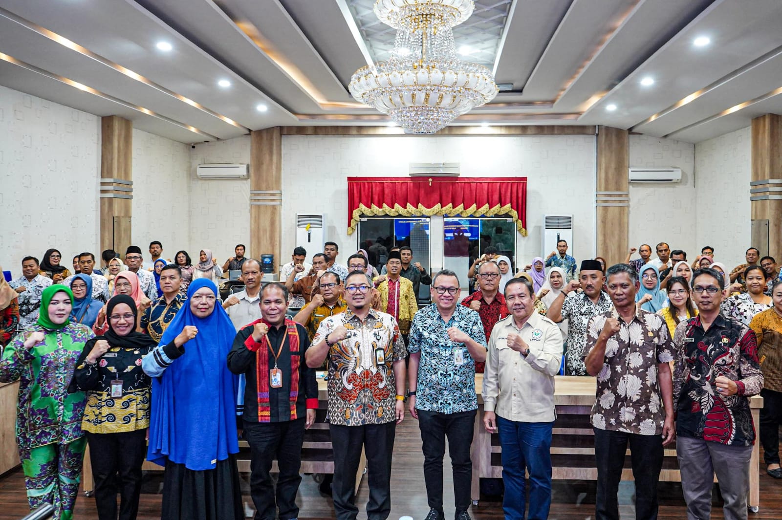 Plt Asisten Administrasi Umum Laksamana Putra Siregar foto bersama peserta seminar kajian pendirian sekolah unggul baru di Medan, Kamis (2/10/2025).