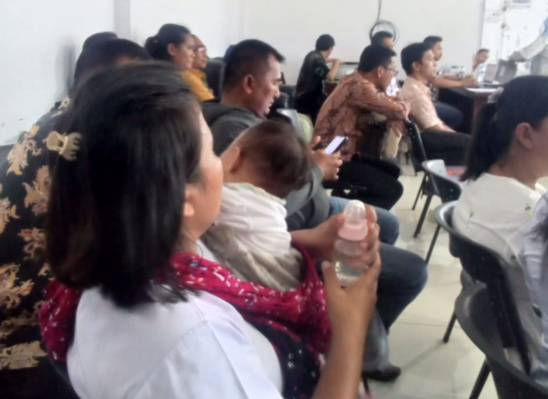 Ratusan TKS Nakes Tapteng menggelar demo damai di depan kantor DPRD menuntut diangkat jadi PPPK, Kamis (2/10/2025).