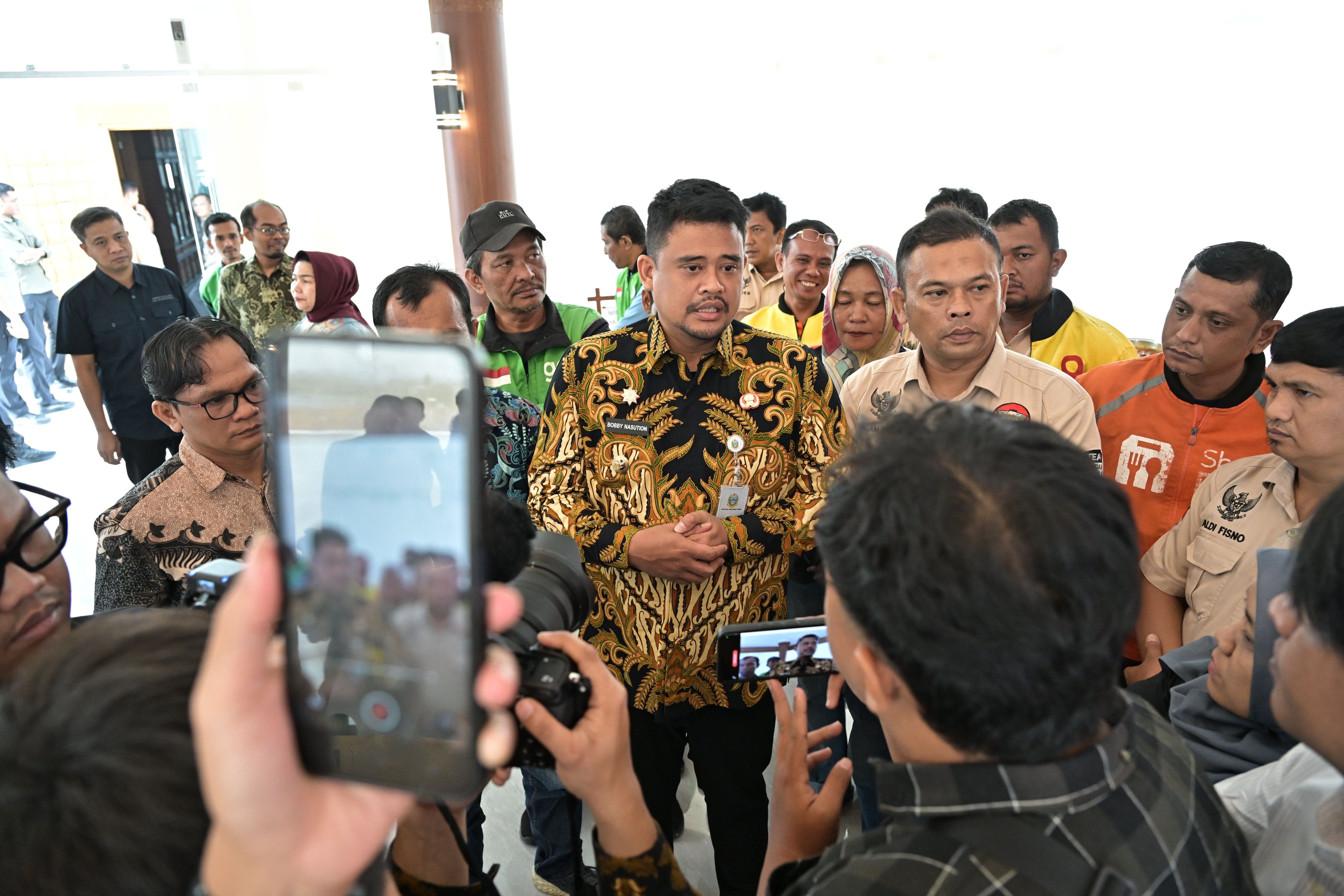 Gubernur Sumatera Utara (Sumut) Bobby Afif Nasution didampingi sejumlah pimpinan OPD menerima aspirasi Gabungan Ojek Roda Dua Medan Sekitarnya (GODAMS) dan Aliansi Solidaritas Driver Medan (SDM).
