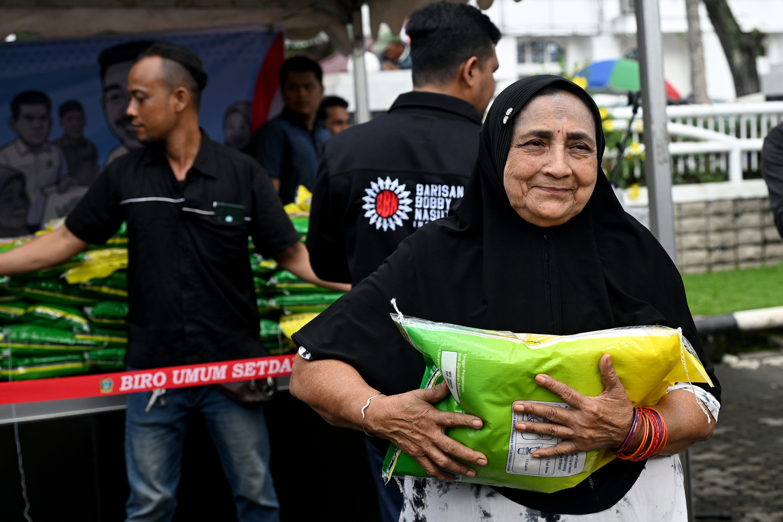 Barisan Bobby Nasution (BBN) Indonesia menyalurkan 1.000 karung beras 5 kg dengan harga murah kepada masyarakat di Kantor Gubernur Sumut, Jalan Diponegoro Nomor 30, Medan, Jumat (3/10/2025).