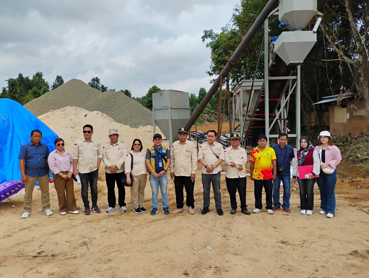 Fraksi Golkar DPRD Kubar tinjau proyek Rekontruksi Jalan Poros Karangan, Kecamatan Mook Manar Bulant, Jumat (3/10/2025). (Metro Daily/Jantro Naibaho)