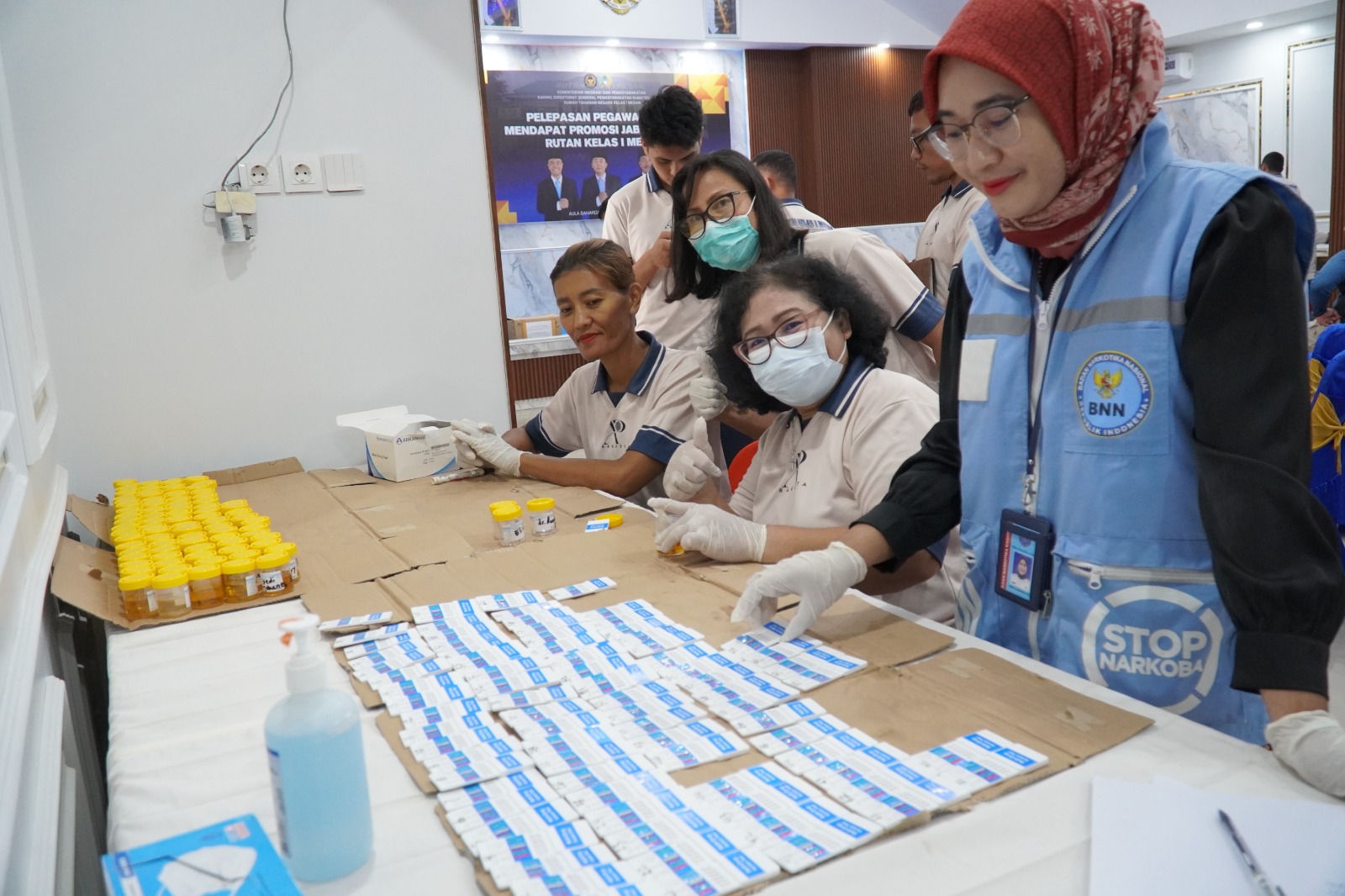 Petugas BNNP Sumut sedang mengumpulkan sampel urine pegawai dan WBP di Rutan Kelas I Medan pada Jumat, 3 Oktober 2025.