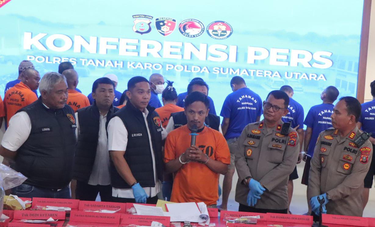 Polres Tanah Karo menggelar konferensi pers kasus pembunuhan berencana terhadap Melky Perangin-angin, Jumat (3/10/2025). Pelaku Ganda Nainggolan dijerat Pasal 340 KUHP dengan ancaman hukuman mati.