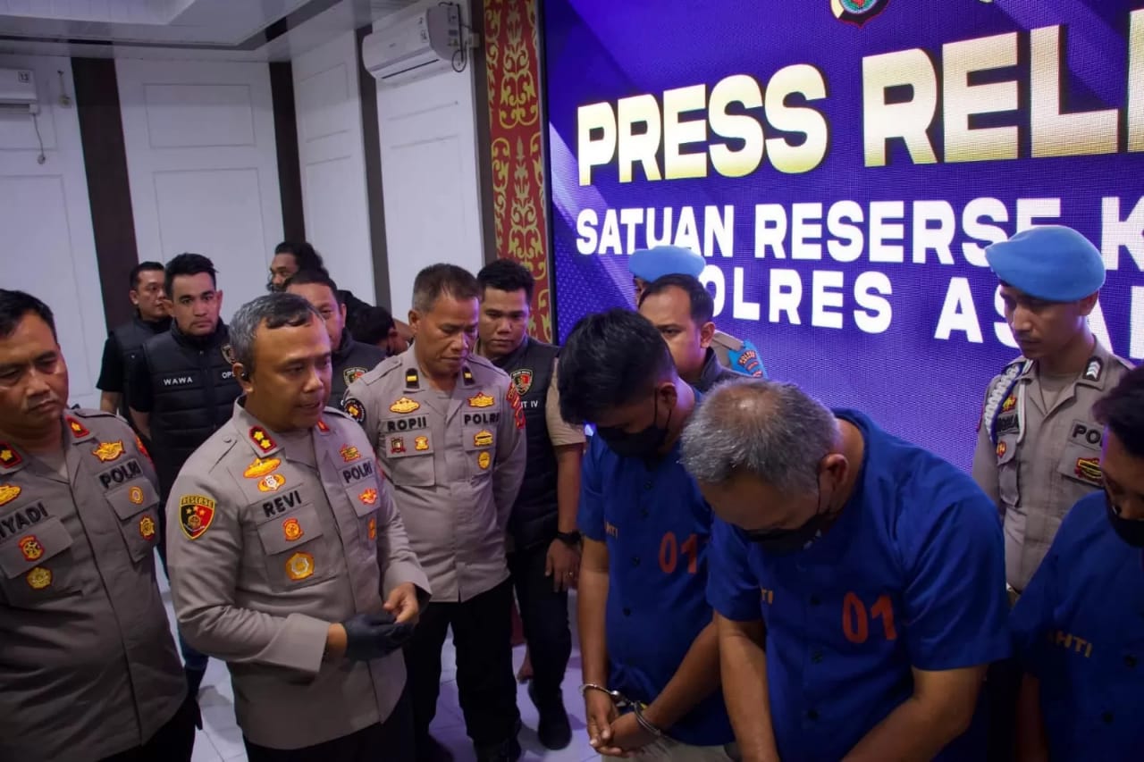 Para tersangka sewaktu rilis di Mapolres Asahan.