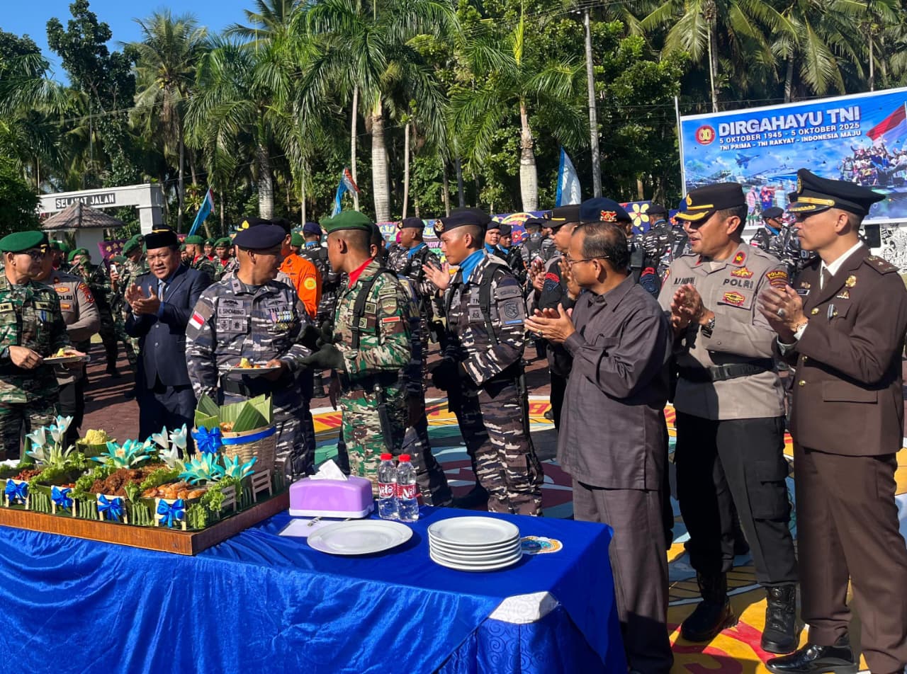 Hari Ulang Tahun ke 80 Tentara Nasional Indonesia di Lapangan Mako Lanal TNI-AL Tanjungbalai Asahan.