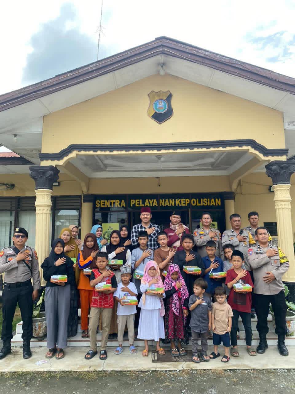 Polsek Aek Natas memberikan santunan kepada anak yatim piatu.