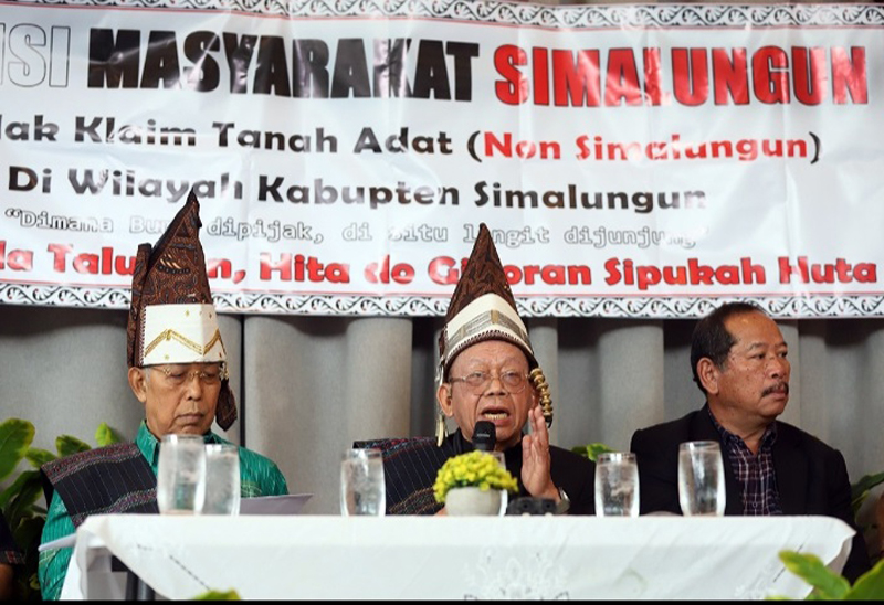 Ketua DPP PACS Dr Sarmedi Purba (tengah).