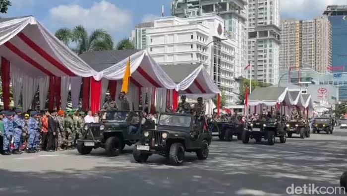 Parade kendaraan dalam puncak HUT ke-80 TNI di seputaran Lapangan Merdeka Medan, Minggu, 5 Oktober 2025.