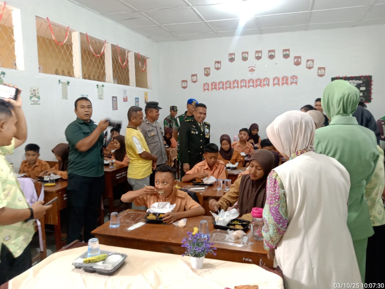 Pembagian Makanan Bergizi Gratis (MBG) kepada siswa SMP Swasta Kartika Pematangsiantar oleh Korem 022/PT, Jumat (3/10/2025).