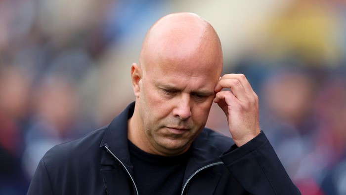 Arne Slot, manajer Liverpool, terlihat muram setelah timnya kalah dari Chelsea di Stamford Bridge, Minggu (5/10/2025).
