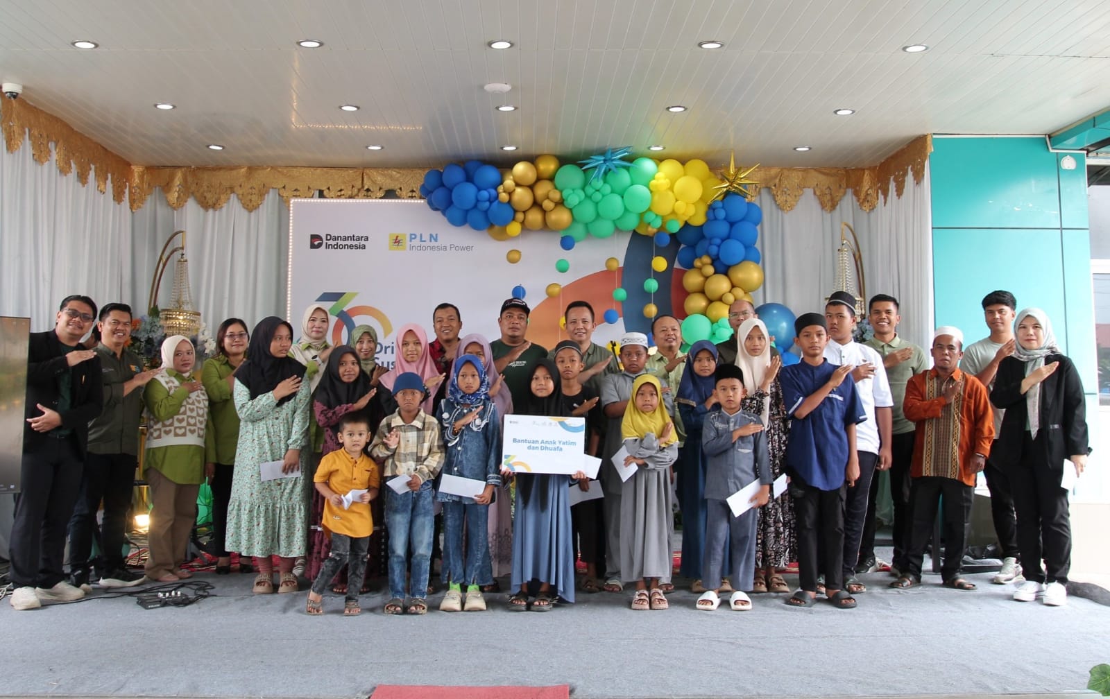 Manager PLN Indonesia Power UBP Labuhan Angin, Hendri Aman Purba beserta jajaran manajemen foto bersama usai pemberian santunan kepada anak yatim. (Darwis Halawa/MetroDaily)