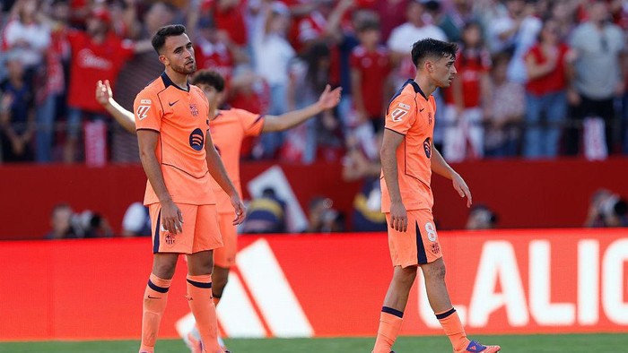Pedri tunjukkan ekspresi kecewa usai Barcelona dibantai Sevilla 4-1, kritik keras performa tim di Liga Spanyol 2025/2026.