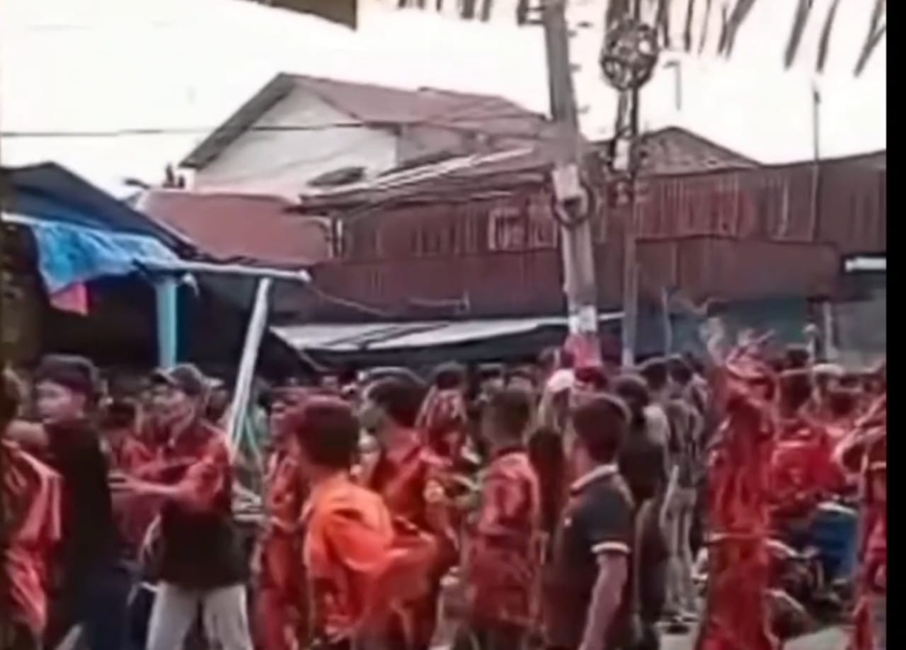 Detik-detik ormas Pemuda Pancasila (PP) bentrok dengan ormas Ikatan Pemuda Karya (IPK) di kawasan Pasar Garuda, Medan.