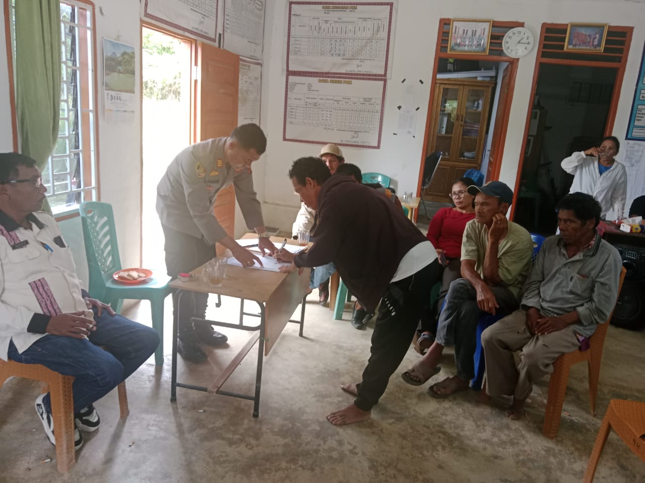 Mediasi kasus pertengkaran tanah warisan di Desa Matio, Kecamatan Balige, Kabupaten Toba, yang berakhir damai di Kantor Desa Matio, Jumat (3/10/2025).