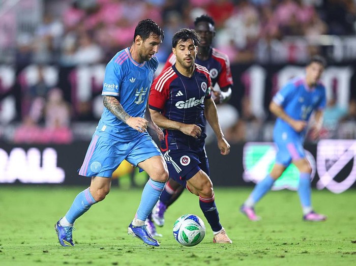 Lionel Messi merayakan kemenangan Inter Miami usai mencetak tiga assist kontra New England Revolution di MLS, Minggu (5/10/2025).
