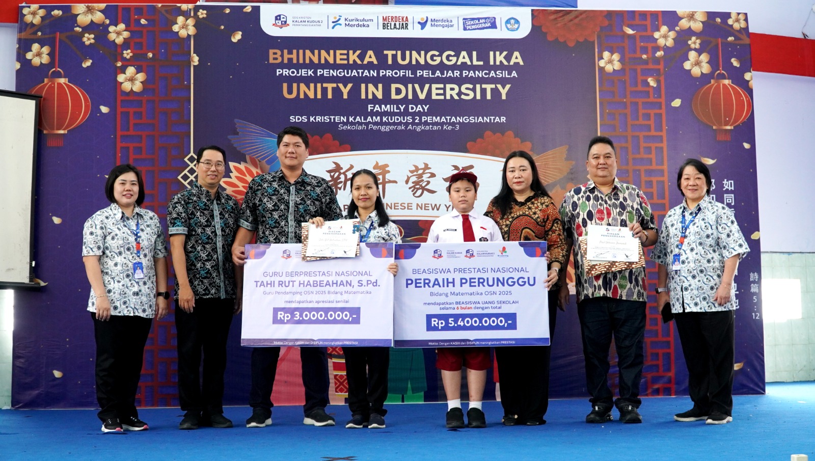 Paul Yohannes Damanik, didampingi guru pembimbingnya, foto bersama Direktur Pelaksana, Kepala Sekolah, dan pengurus Yayasan Kalam Kudus usai menerima beasiswa sebagai reward prestasinya meraih perungg