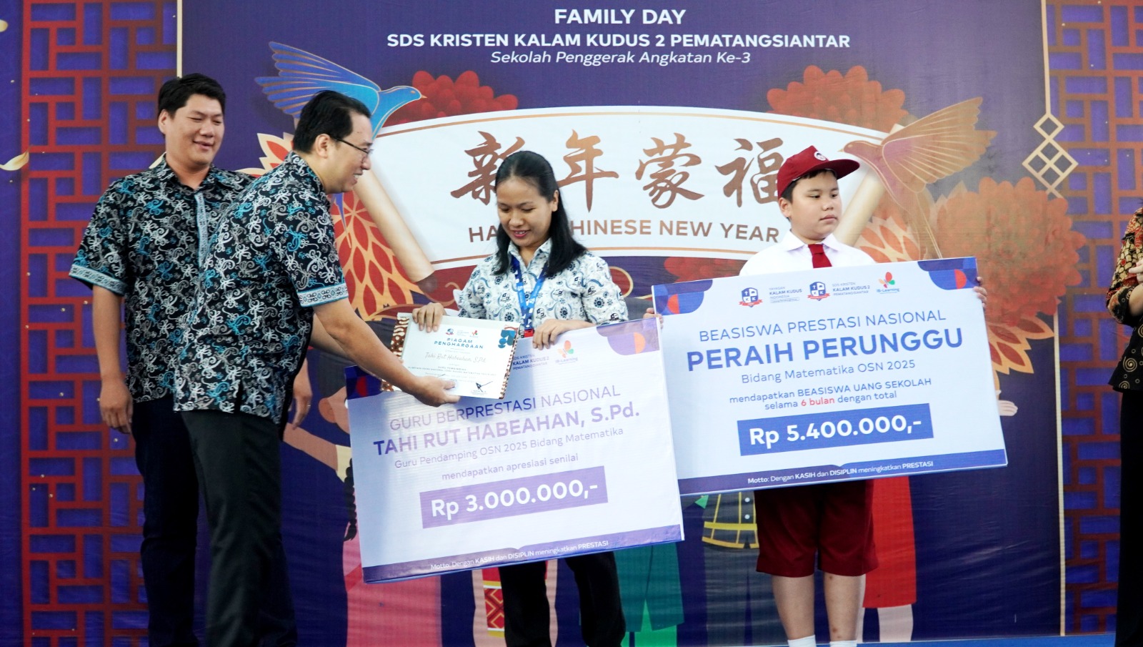 Paul Johannes Damanik (11), siswa SD Kalam Kudus Pematangsiantar, peraih medali perunggu OSN Matematika Nasional, bersama guru pembimbingnya, menerima apresiasi berupa beasiswa dari pihak sekolah.