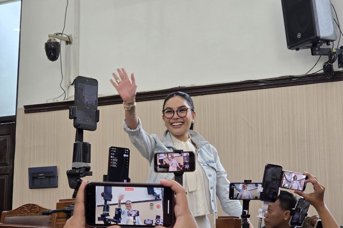 Nikita Mirzani saat menghadiri sidang di Pengadilan Negeri Jakarta Selatan. Ia kini dipanggil KPK terkait dugaan suap jaksa dan hakim.