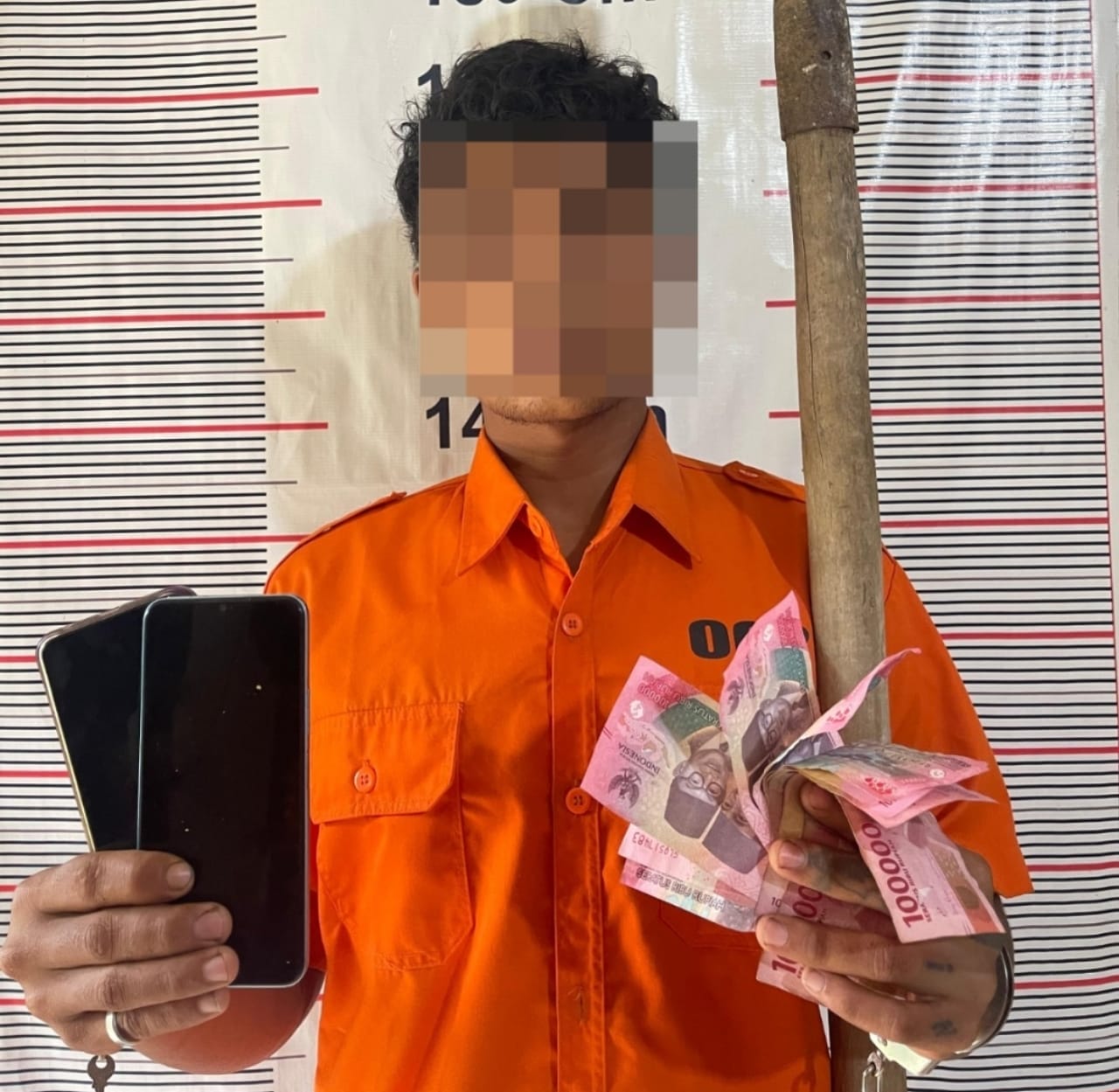 Pelaku pencurian yang berhasil ditangkap jajaran Polsek Bahorok bersama barang bukti.