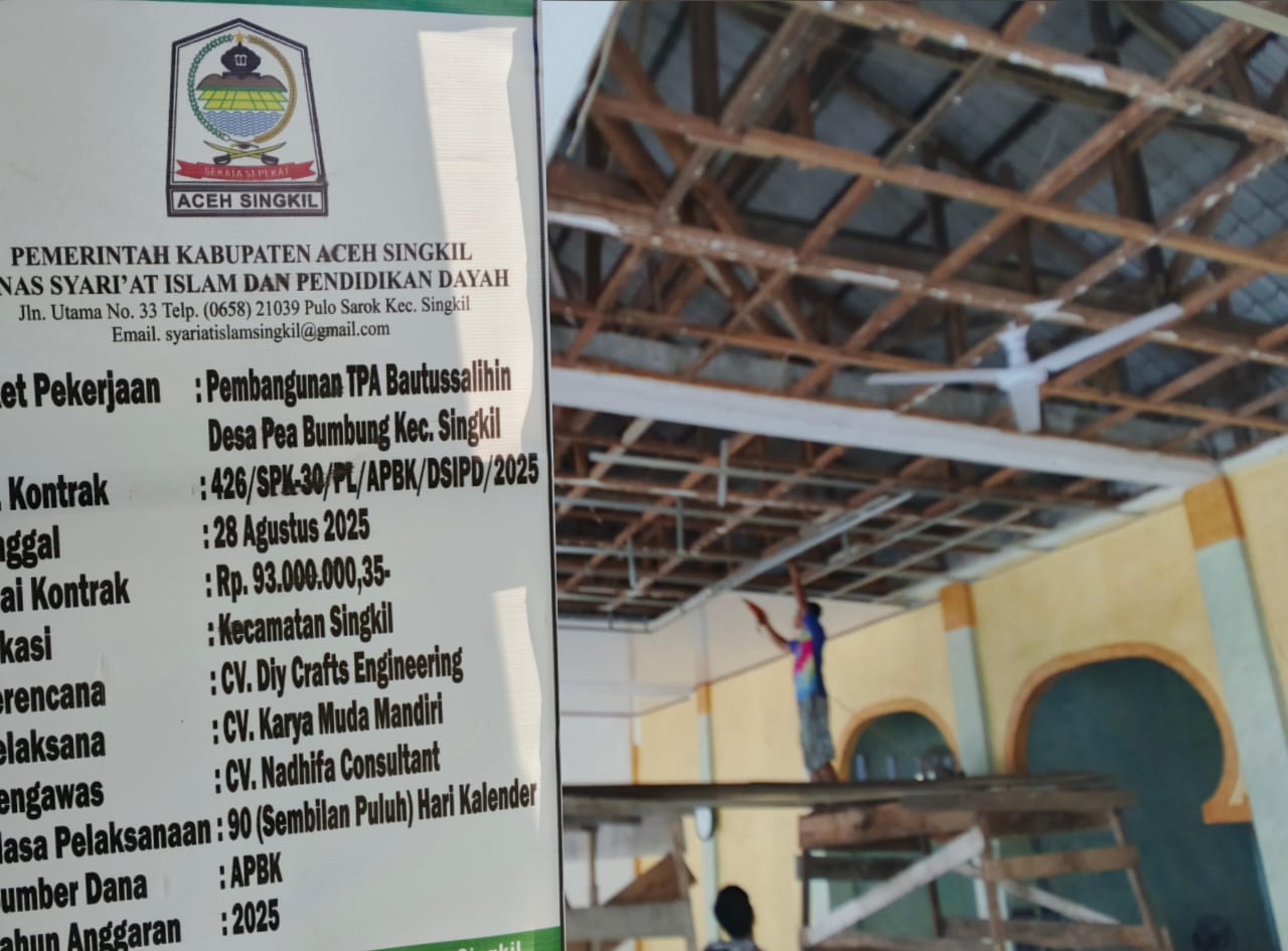 Plank proyek TPA Baitussalihin dan plafon masjid yang sudah dikerjakan kontraktor pelaksana.