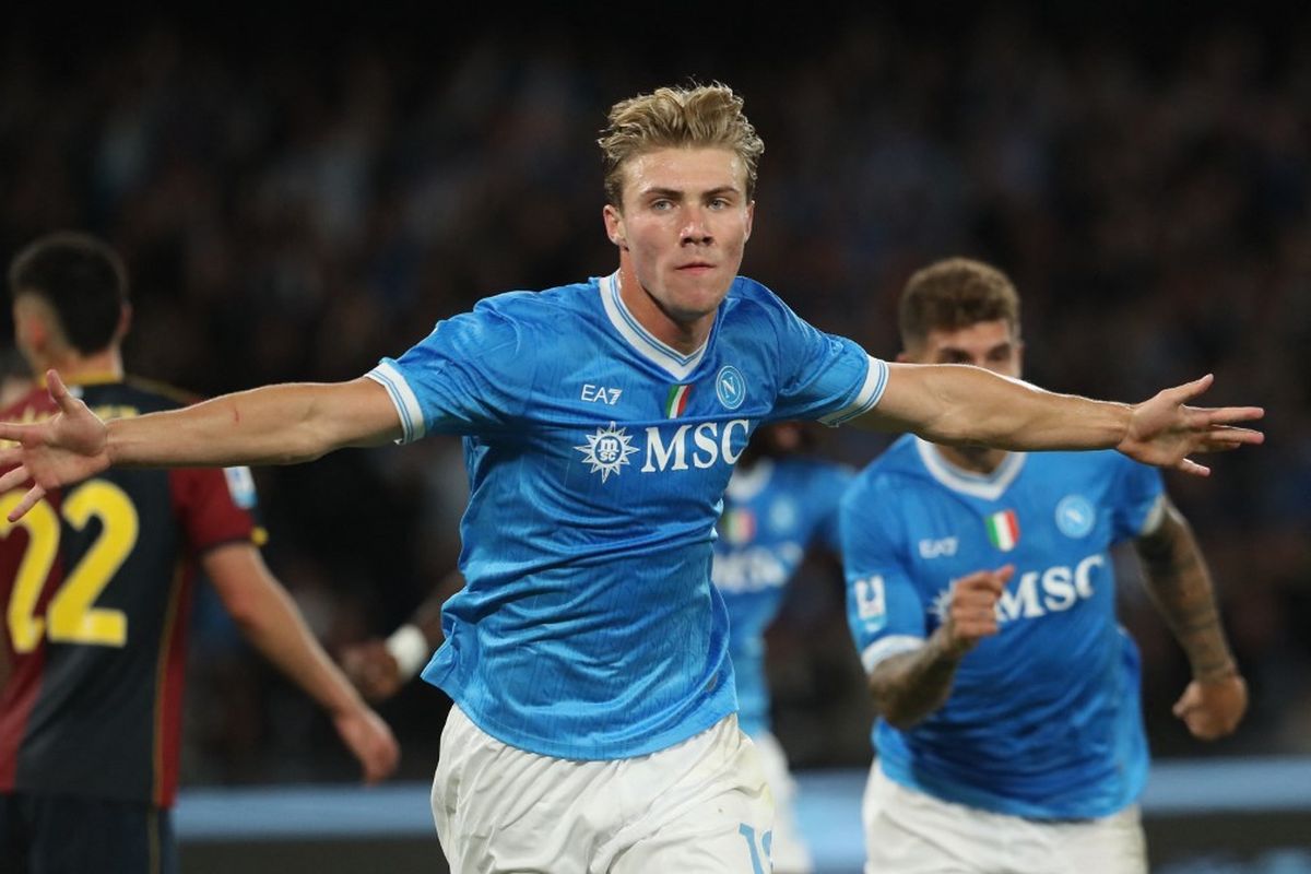 Rasmus Hojlund merayakan gol kemenangan Napoli atas Genoa di Serie A 20252026.