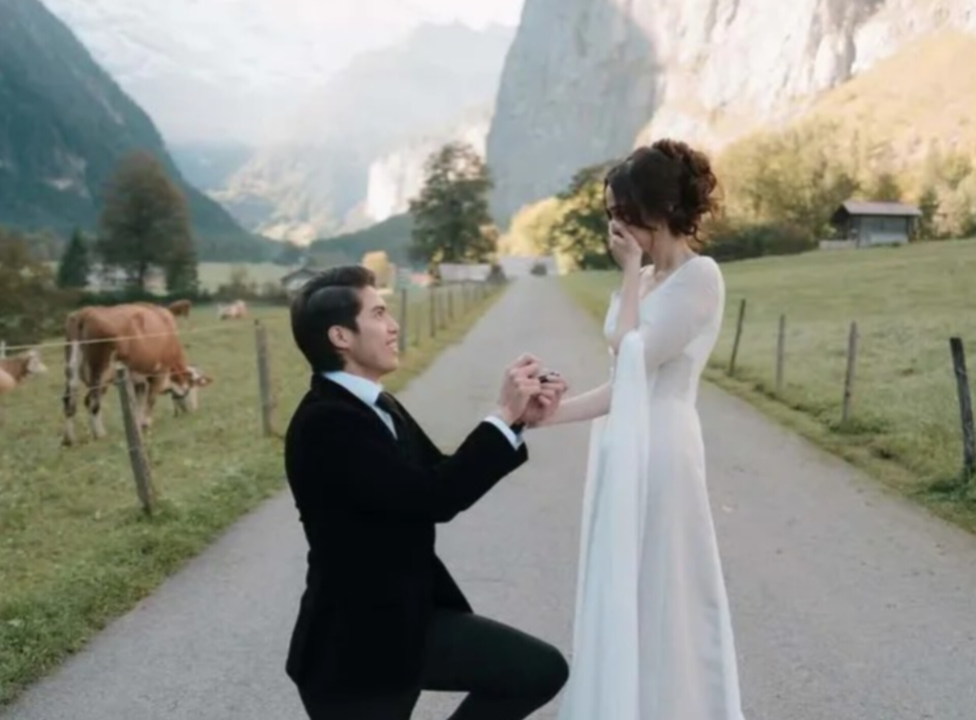 Syifa Hadju resmi dilamar El Rumi di Swiss. Momen romantis keduanya viral dan banjir doa dari rekan artis serta penggemar.