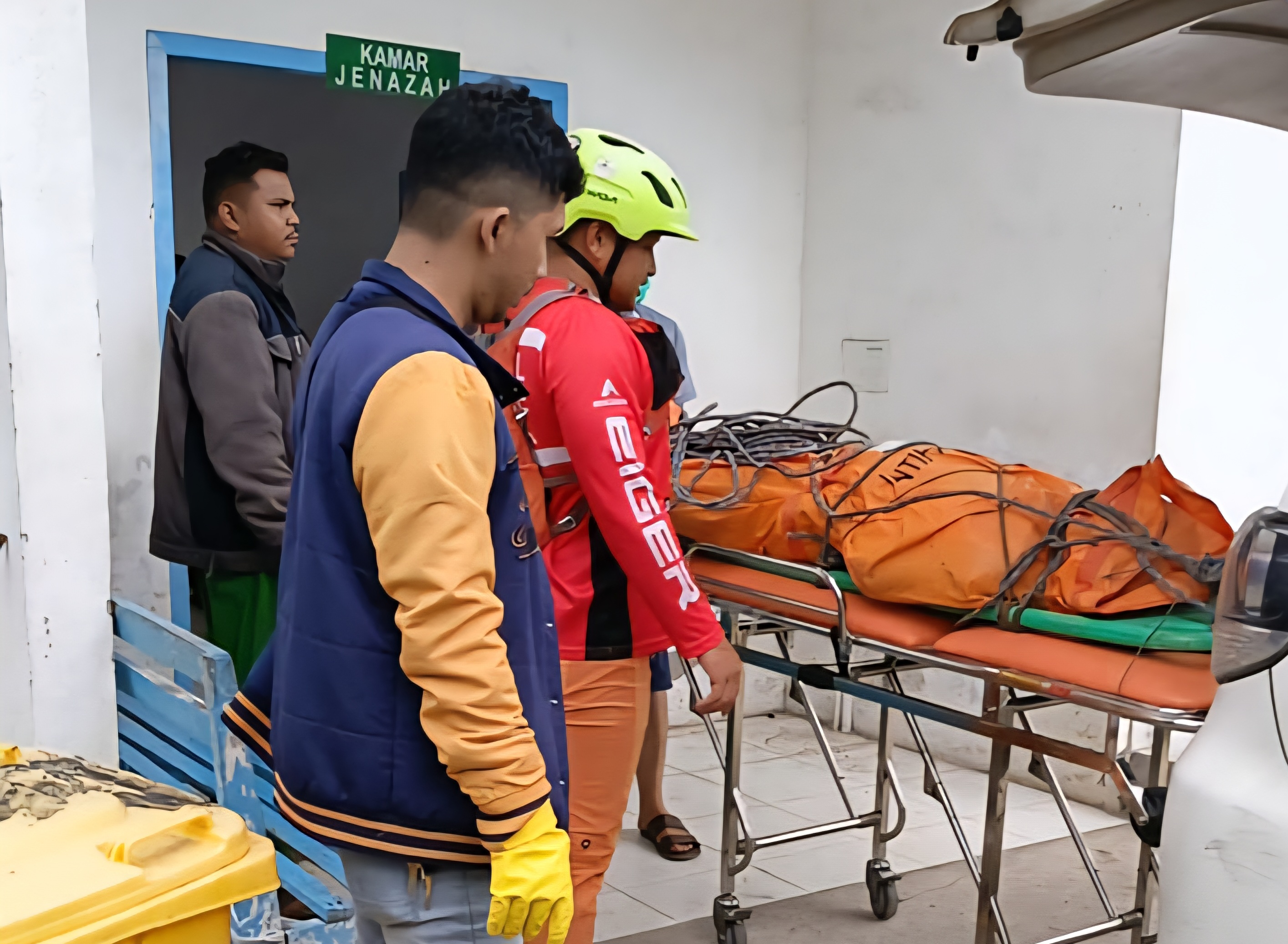 Petugas mengevakuasi mayat pria misterius dari tebing curam di Kabanjahe, Karo.