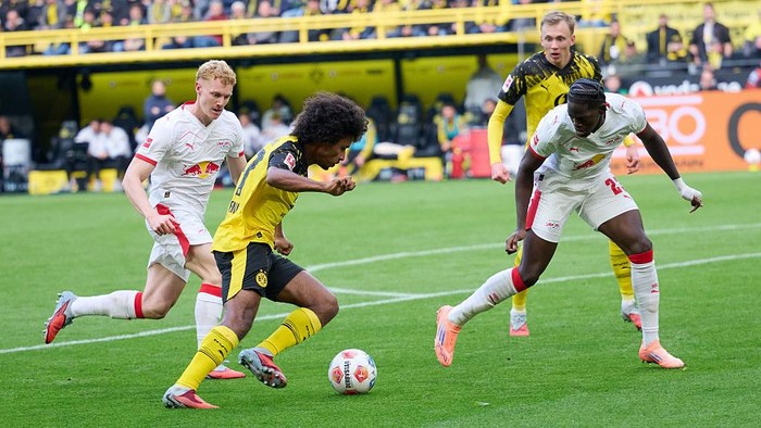 Yan Couto merayakan gol penyama Borussia Dortmund saat melawan RB Leipzig di Signal Iduna Park, Sabtu (4/10/2025).