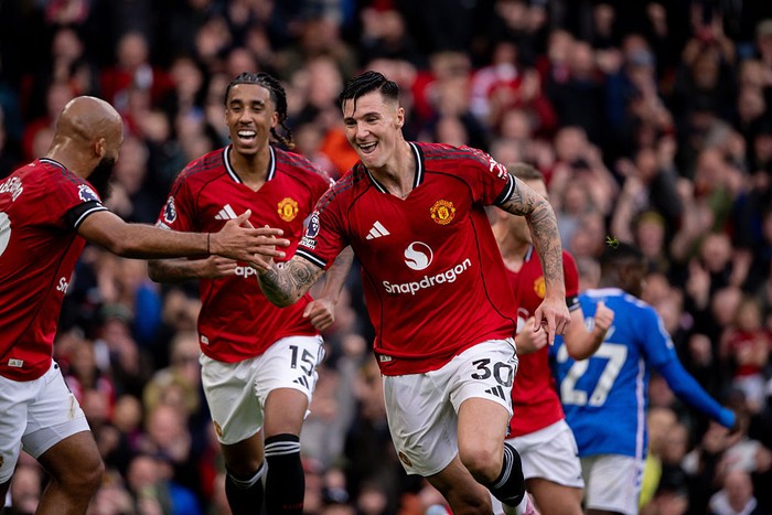 Benjamin Sesko merayakan gol bersama rekan-rekannya di Manchester United. Striker 22 tahun itu mengaku belum di performa terbaik.