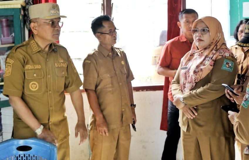 Bupati Simalungun Dr. Anton Achmad Saragih memimpin apel pagi sekaligus melakukan sidak ke Kecamatan dan Puskesmas Panei, Senin (6102025).