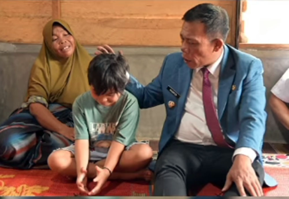 Bupati Tapteng Masinton Pasaribu bersama Wakil Bupati Mahmud Efendi mengunjungi keluarga korban isu Begu Ganjang di Sorkam Barat, Rabu (1/10/2025).