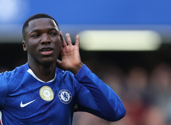 Gelandang Chelsea Moises Caicedo rayakan gol spektakuler ke gawang Liverpool di laga Liga Inggris, Sabtu (4102025) malam WIB.