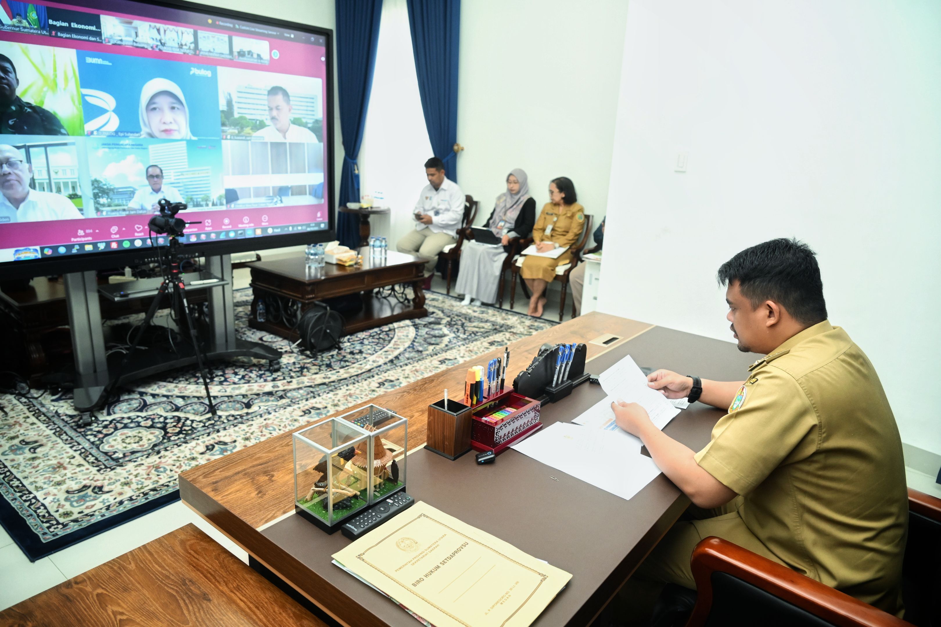 Gubernur Sumut Bobby Nasution mengikuti Rakor Pengendalian Inflasi Tahun 2025 secara virtual dari Rumah Dinas Gubernur Sumut, Jalan Sudirman No. 41, Medan, Senin (6/10/2025).