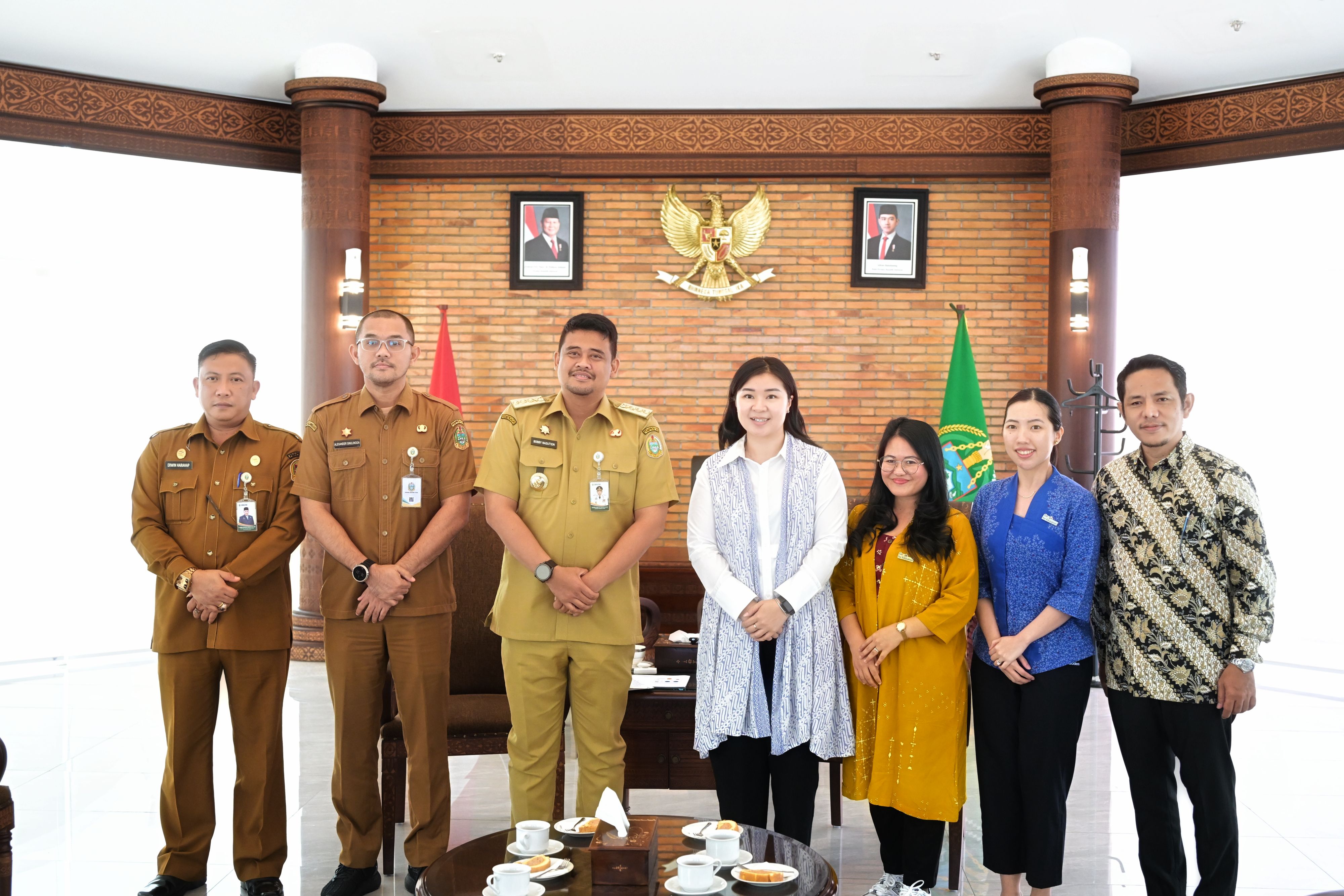 Gubernur Sumatera Utara (Sumut) Bobby Afif Nasution didampingi pejabat OPD saat menerima audiensi tim Google for Education di Anjungan lantai 9 Kantor Gubernur Sumut, Jalan Pangeran Diponegoro, Medan.