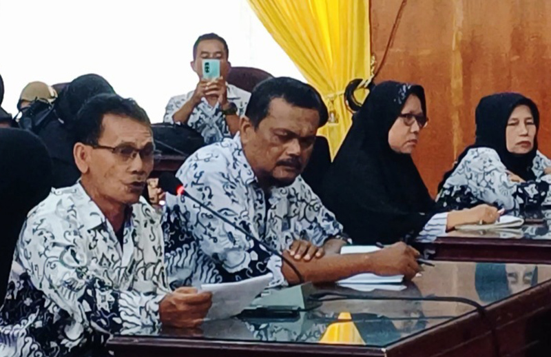 Ratusan guru mengikuti RDP di DPRD Kota Padangsidimpuan.