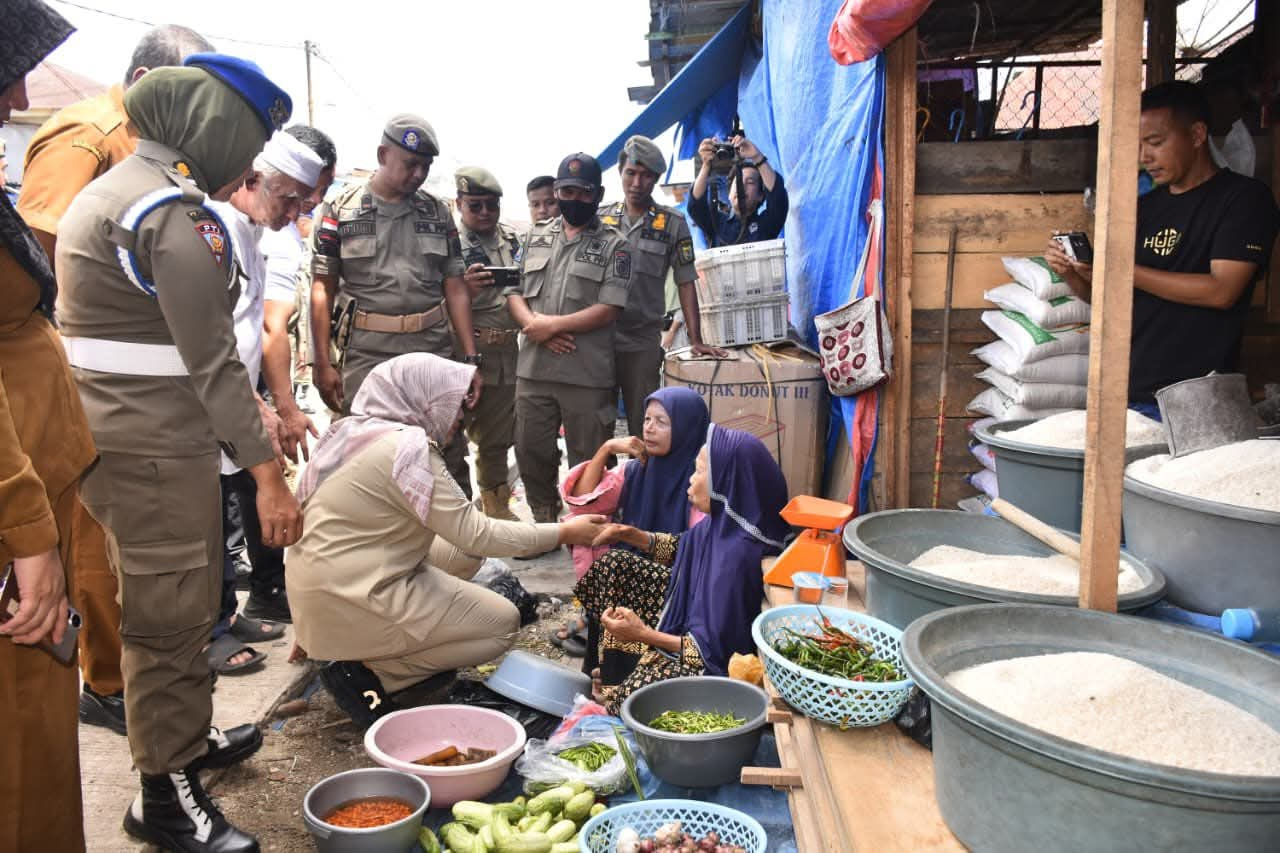 Wakil Bupati Mandailing Natal (Madina) Atika Azmi Utammi Nasution berbincang dengan pedagang di Pasar Lama Panyabungan, mengajak mereka pindah ke Pasar Tapanuli.