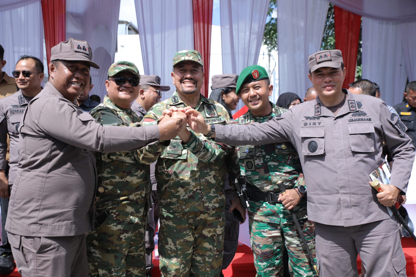 Wakil Bupati Asahan, Rianto, menghadiri upacara peringatan HUT ke-80 TNI di Lapangan Merdeka Medan, Minggu (5/10/2025).