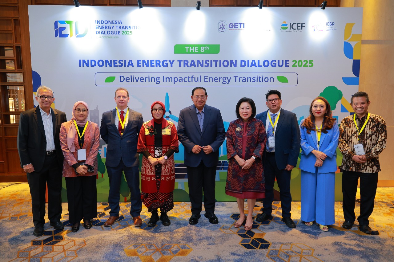 Ketua ICEF Prof. Mari Elka Pangestu foto bersama usai acara Indonesia Energy Transition Dialogue (IETD) 2025 di Jakarta, Senin (6102025).
